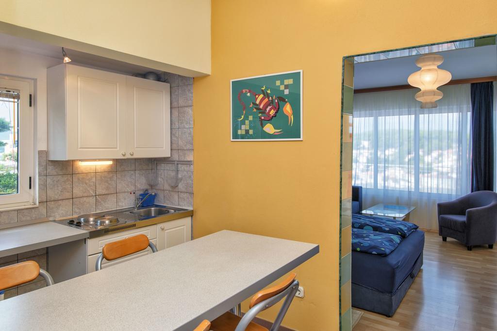 Big Blue Apartment Jelsa  Room photo